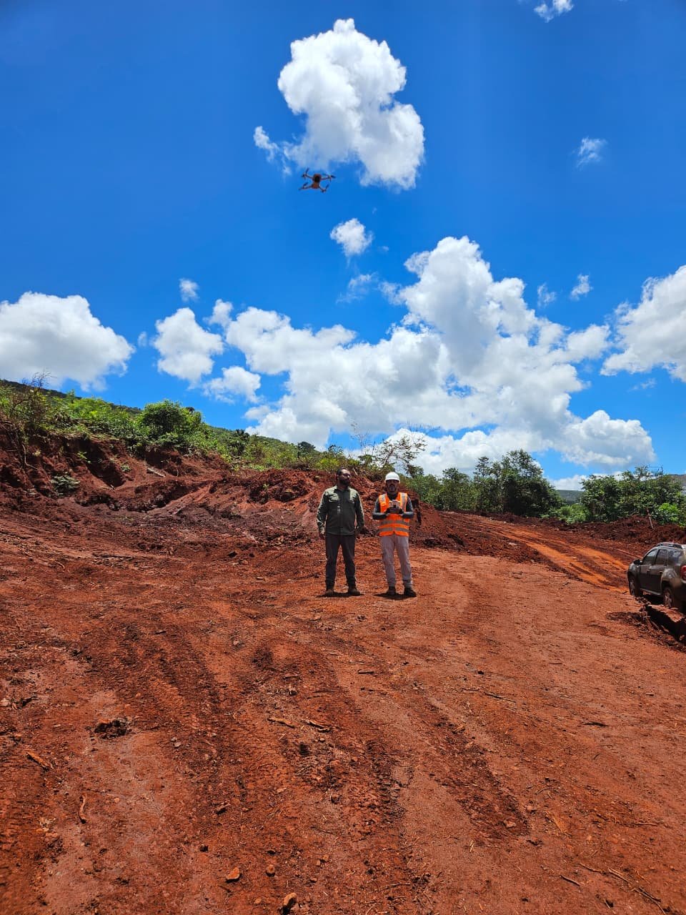 Equipe Geoma realizando vistoria técnica de campo com drone, terreno de mineração em Minas Gerais
